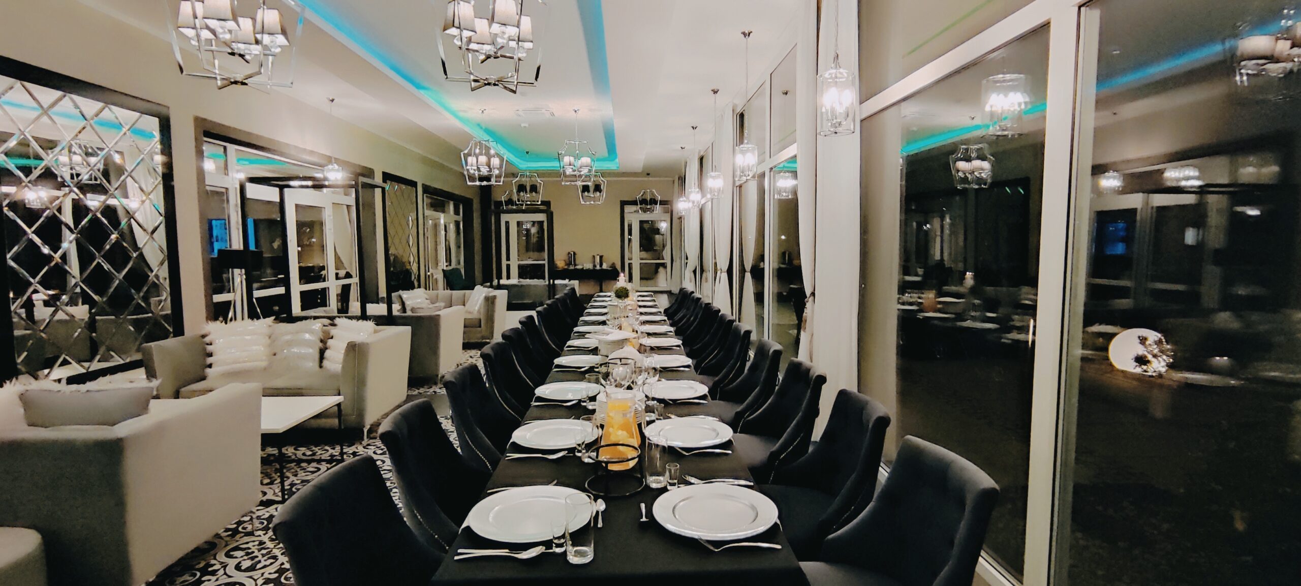 Sala przygotowana na spotkanie lub przyjęcie