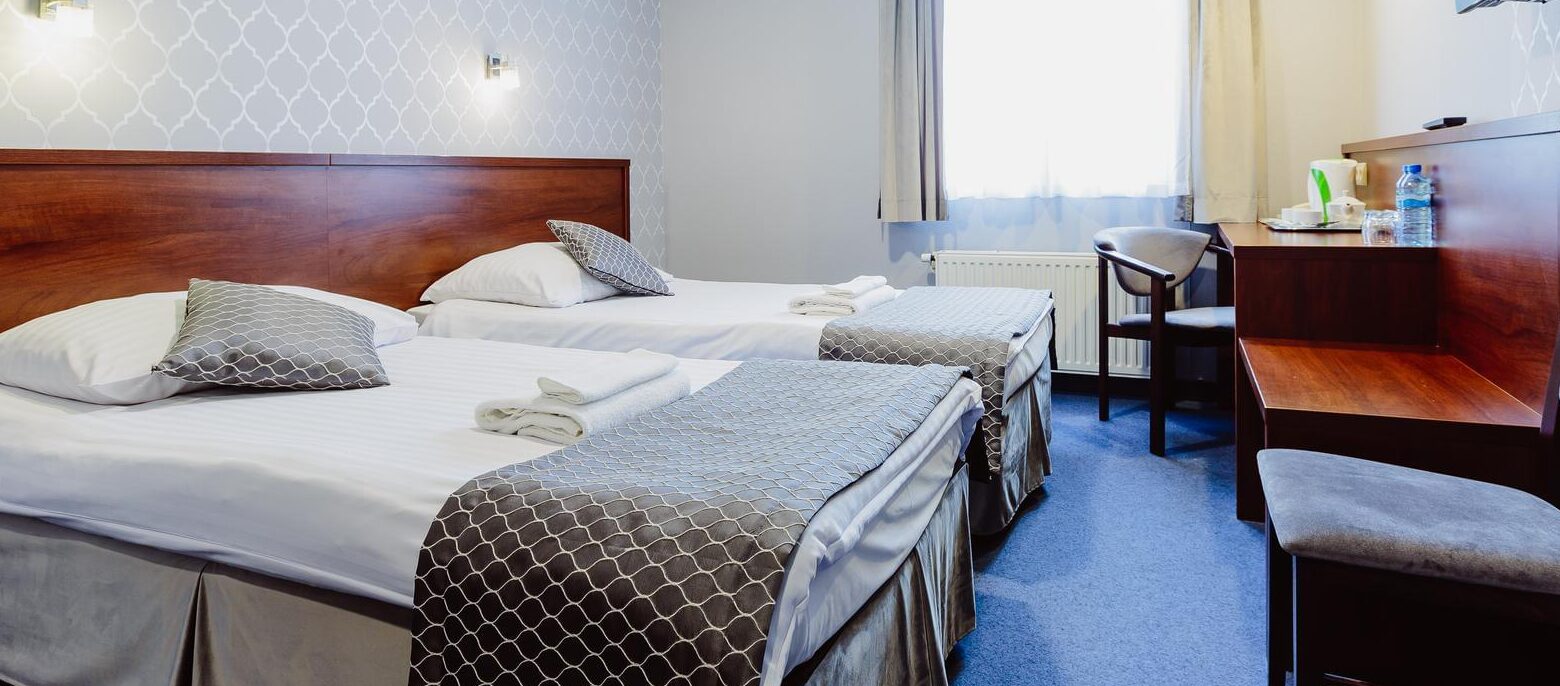 Pokój hotelowy przygotowany dla gości